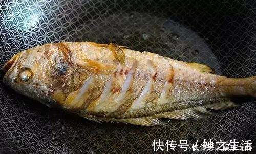 技巧|煎鱼时，直接下油锅可就废了，谨记3个技巧，不破皮也不粘锅