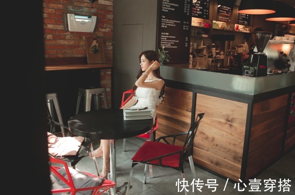 蕾丝|女神孙允珠高清时尚搭配:怀旧风百合蕾丝绣花百叶衣裙