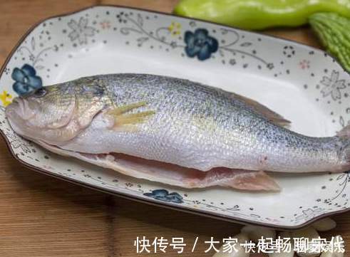 清蒸鱼|做清蒸鱼,放盐还是生抽都不放,教你正确做法,鱼肉鲜美滑嫩