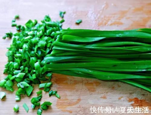 为啥饭店做的蒸饺不干硬？学会3个窍门，蒸饺香又软，凉了也不硬