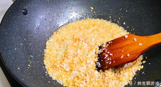 炸蒜蓉时,别直接放油锅炸,大厨教你4招,香浓味美不发黑!