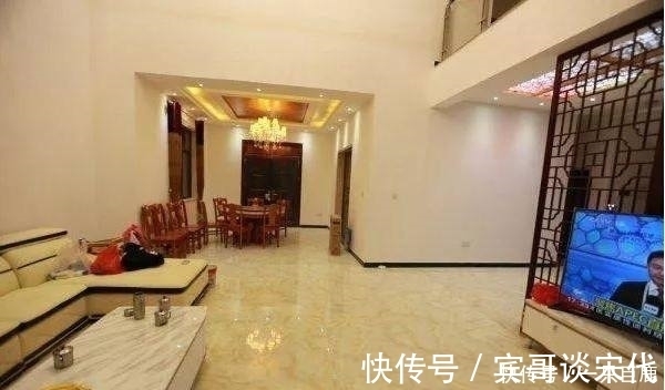 农村|农村小伙花费百万建小楼，成村里风光建筑，屋顶却成最大的败笔！