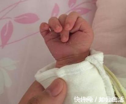 动作|孩子满六个月后,这些动作若还不会做,可能就有问题了,别大意!