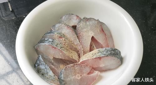 客家|爱吃鱼？试试客家一道草鱼做法，简单又好吃，3斤出锅吃完想舔盘