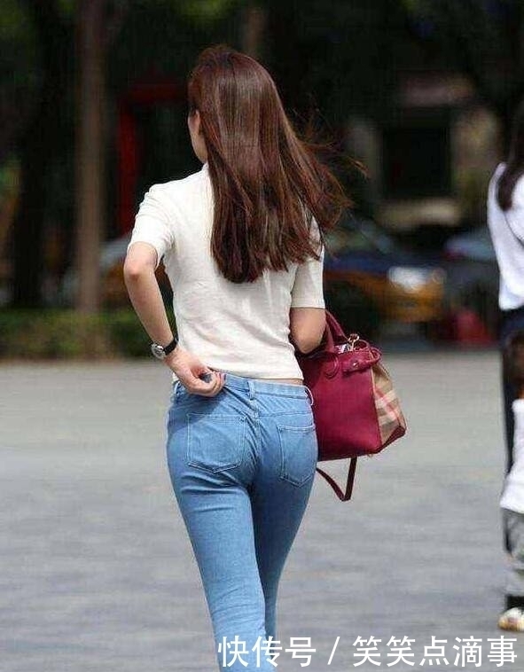 年轻靓丽的牛仔裤女孩,展现出自信女神的气质