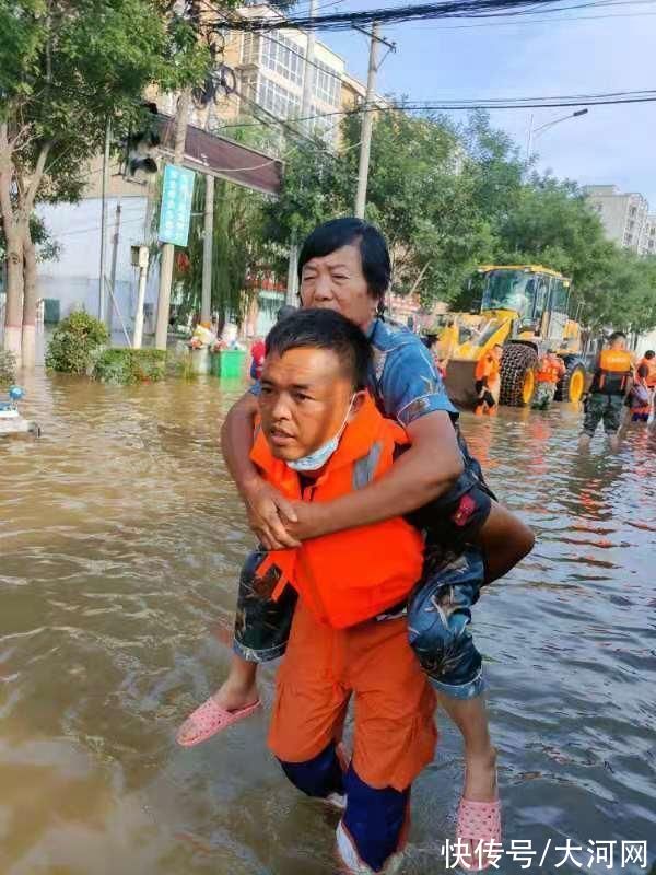 新乡|“数说”河南志愿服务丨水上救援、全国支援、媒体报道……细数河南志愿者的大爱瞬间