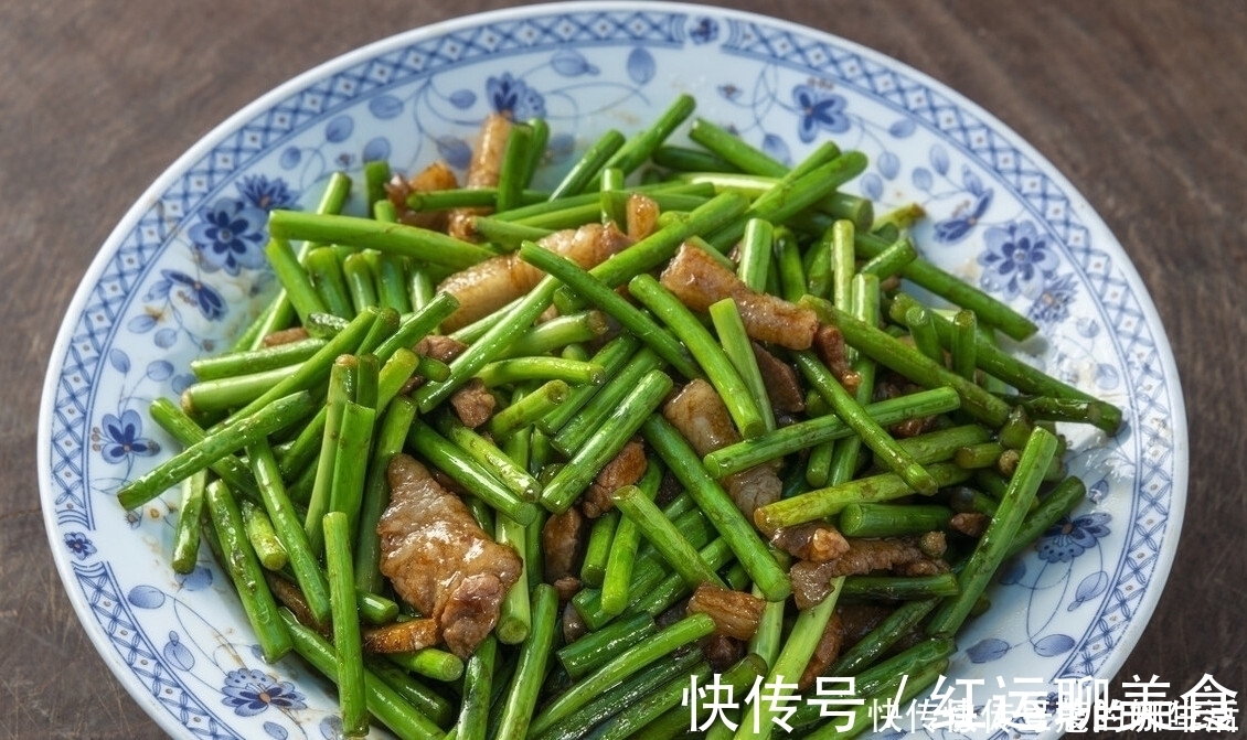 瘦肉|炒蒜苔时，有人焯水有人直接炒，都不对，教你一招，蒜苔又脆又绿