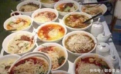 餐馆吃饭|男子饭店用餐,结账时被服务员“一句话”惹怒,怒点36碗面条