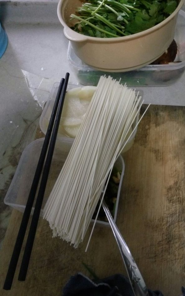  一家6口去吃火锅，只要锅底还吃了2小时，结账时服务员发现问题