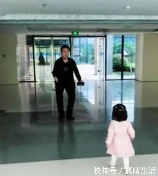 小女孩|父女俩1个月没见,妈妈带女儿接爸爸下班,父女俩的反应太暖心!