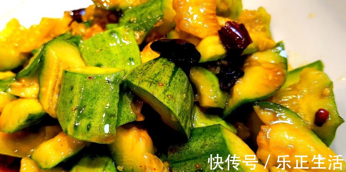 好吃|凉拌黄瓜时，不要直接用盐腌，牢记3技巧，黄瓜脆爽又好吃