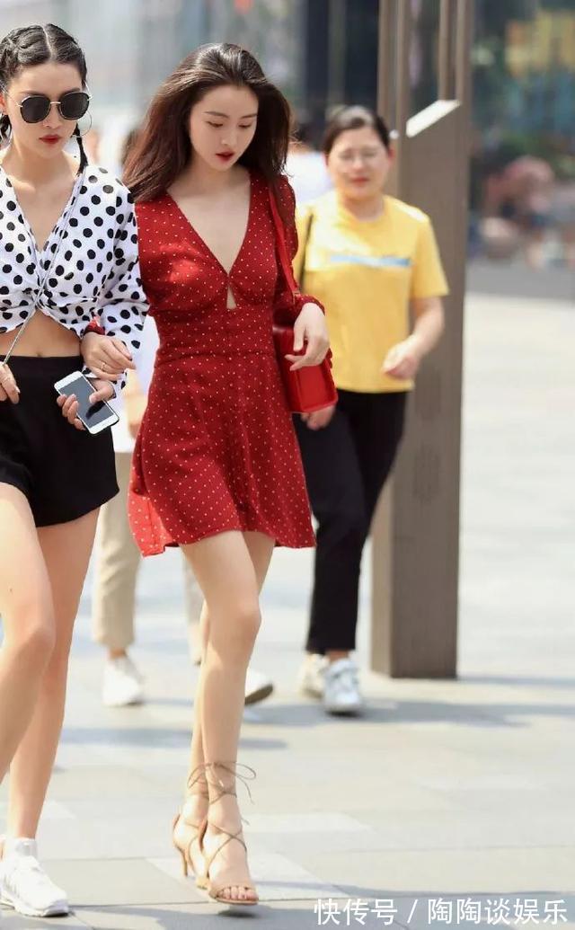 半身裙|街拍：小美女身穿短袖T恤，搭配荷叶边半身裙，特别的显气质