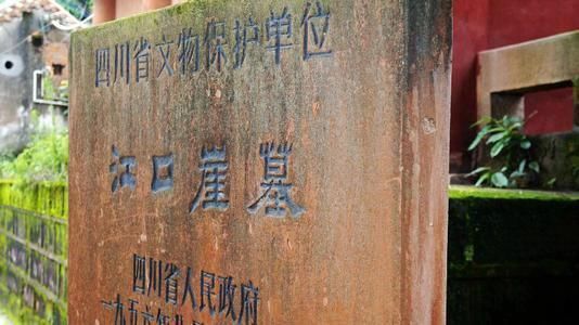 80年前,彭山汉崖古墓出土的男女石像,因过于露骨被紧急切割保存