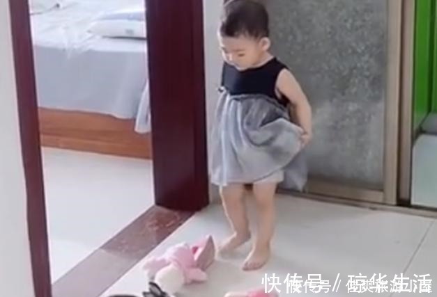 妹妹|哥哥写作业,妹妹总去打扰,谁想到连人带兔一起被哥哥撵了出来