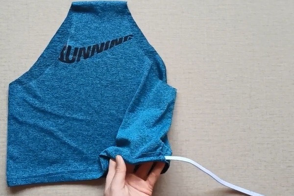 你家有旧背心吗对折剪一刀，成品太实用了，大人小孩都能用！