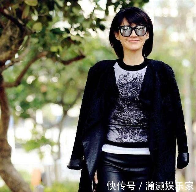 发型 女人过了50岁尽量别留长发、烫卷发!推荐明星这些发型,真洋气