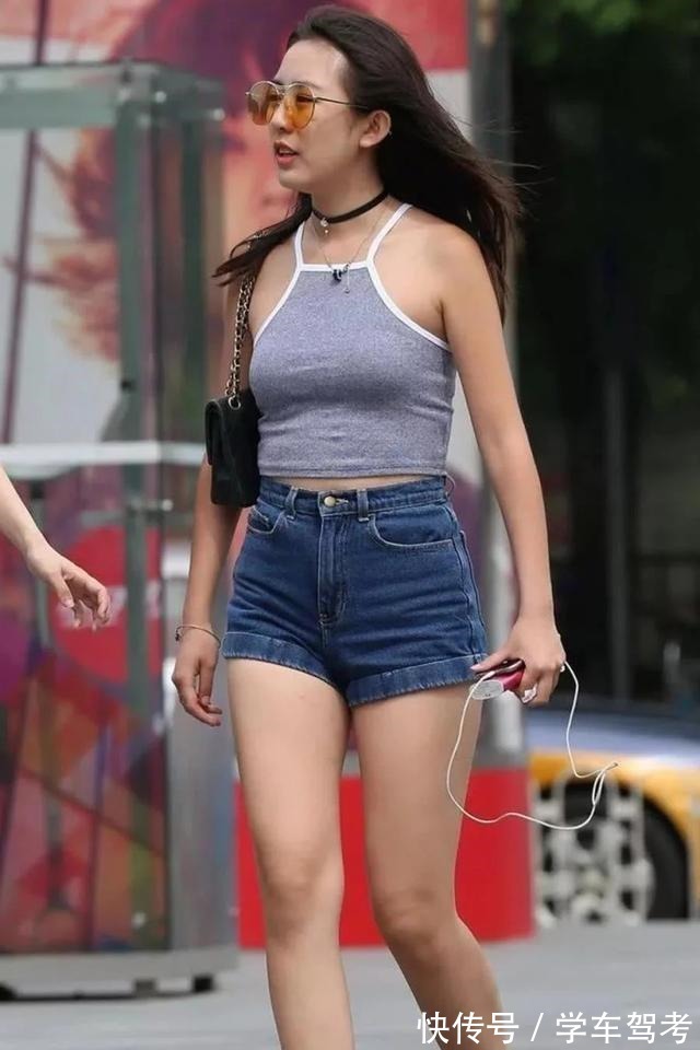 上衣 牛仔打底裤搭配性感灰色上衣,穿出时尚与高级,打造各种穿搭技巧!