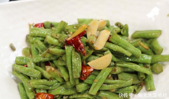 下锅|炒豆角时,别直接下锅炒,大厨教你一招,豆角嫩绿,不发黑