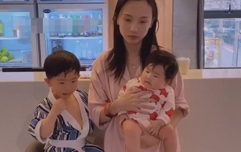一起长大|“生无可恋辣妈”静态带娃火了,正所谓是“人前幸福,人后辛苦”