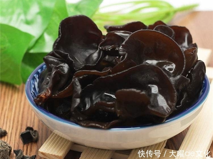 黑木耳和此物一起煮,润肺止咳,排出体内垃圾毒素,脸色越来越美