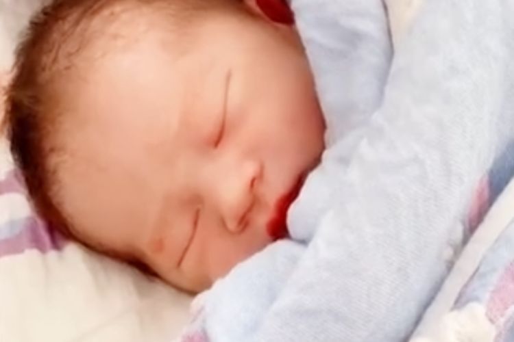 大一|大一新生放暑假回家,发现爸妈趁自己不在,生了个小18岁的二胎