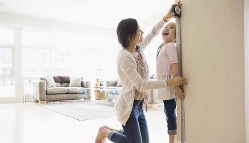 孩子将来个头矮小,其实早有“征兆”,不提早重视就长不高了