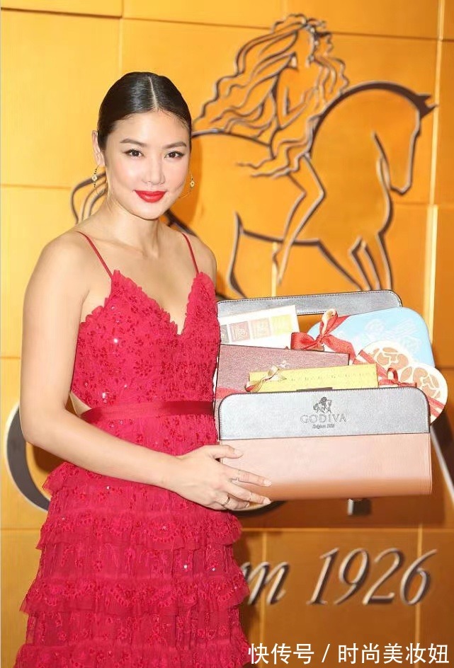 搭配|乐基儿造型太成功,穿红色蛋糕裙显瘦又高级,单靠气质就赢了