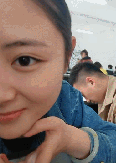 |搞笑GIF趣图:趁房间里没人,带闺蜜彻底的放飞自我