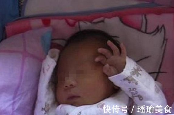 睁眼|孩子出生半个月不睁眼,医生得知后笑着解释,宝妈一听就放心了