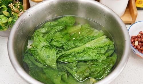 这菜浑身是宝,叶子别当垃圾扔了,营养集中在这,不懂吃可惜了