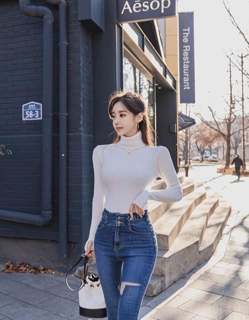 紧身|美女穿紧身牛仔裤，搭配紧身上衣，尽显凹凸有致身材曲线