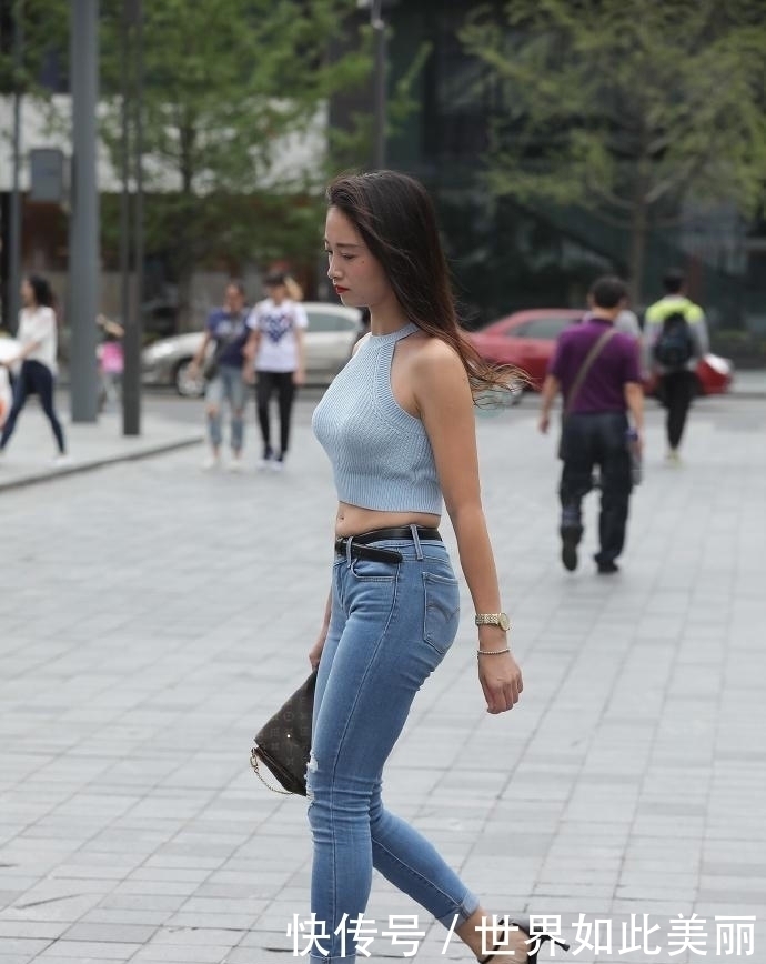 曲线|街拍:轻熟的紧身裙美女,凸显女性优美的身体曲线!