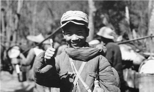 封藏|志愿者赠老兵一张美国封藏70年的照片，老兵大哭：上面的人就是我