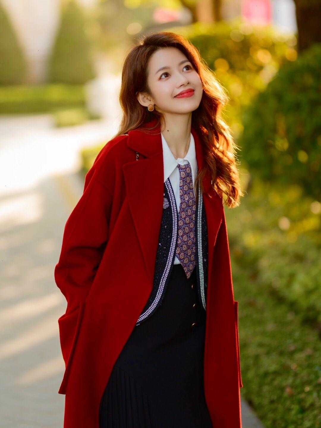 不过膝 降温了,红色大衣竟然这么气质,一看就离不开的穿搭,喜庆又显白
