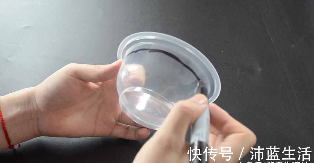 废物|圆形打包盒别扔了, 改造一下, 放在卫生间里有大用处, 省钱又实用