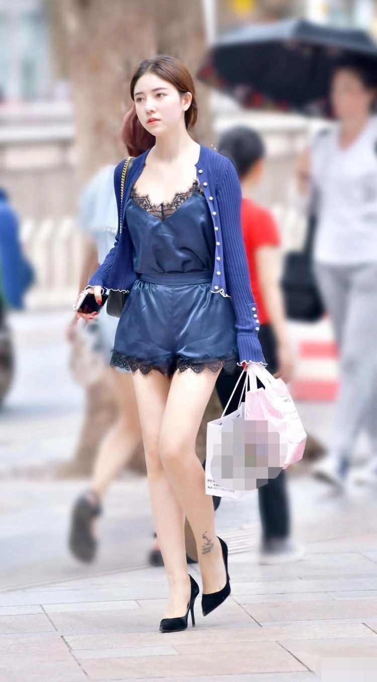 美女|街拍:高挑性感身材的美女,凹凸曼妙,修身显瘦别致又性感!