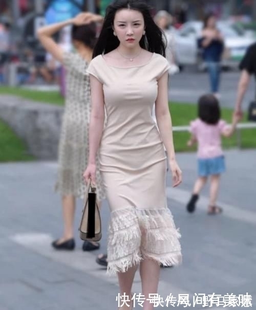 流苏 裸色流苏连衣裙,大气又端庄,彰显出东方女人的成熟气息