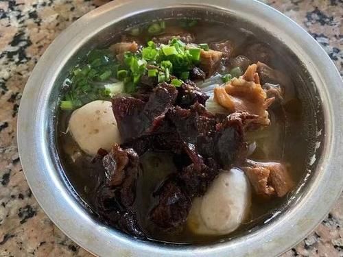 广西一家传承了五代人的牛腩粉店，24小时营业，一天能卖出1000碗