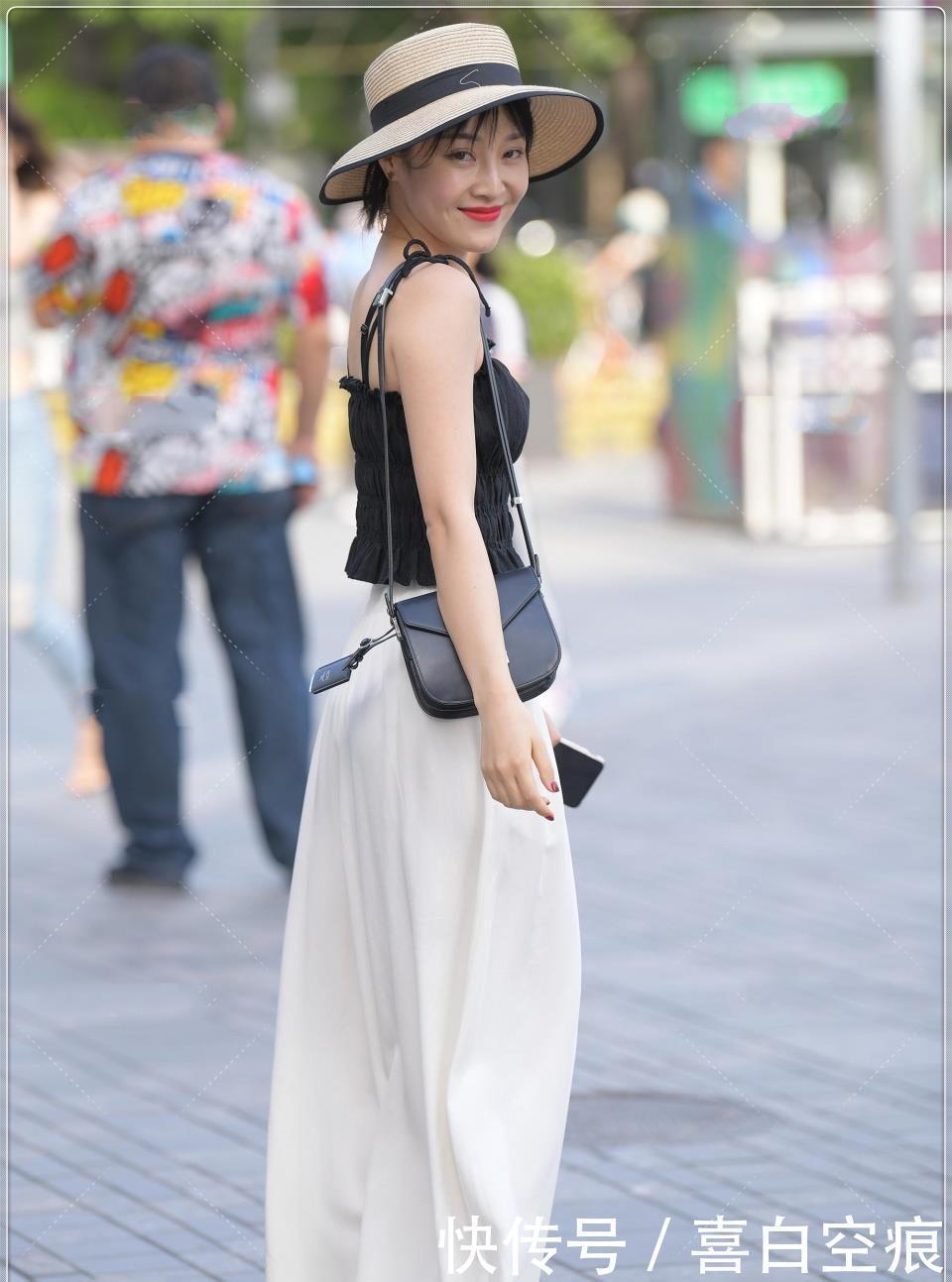 荷叶边吊带搭配纯白阔腿裤，清爽前卫，萧洒又潇洒