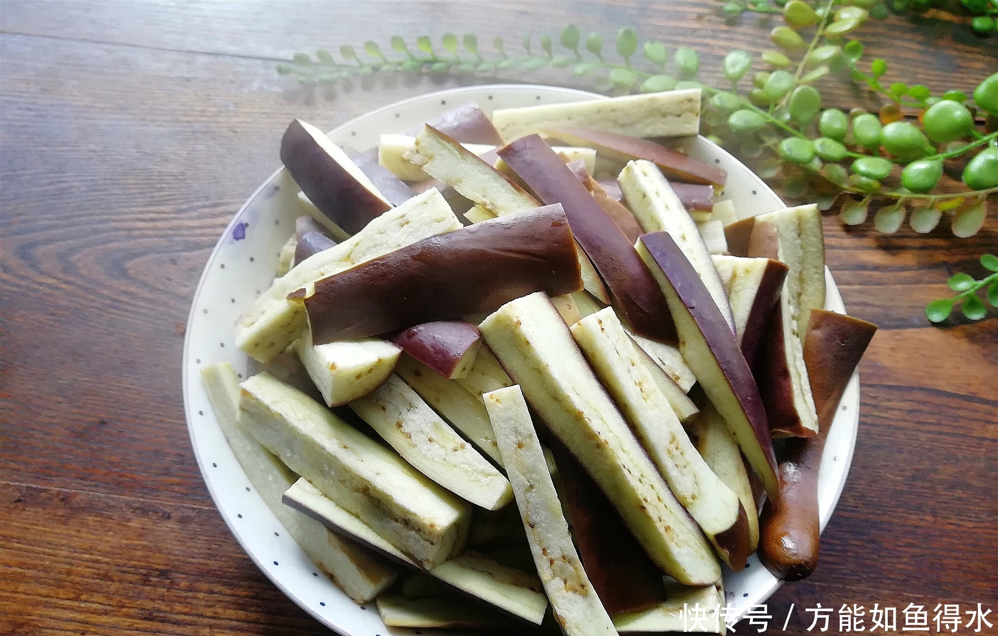 教你一个做茄子省油、少油的小技巧，简单实用，味道又香又下饭