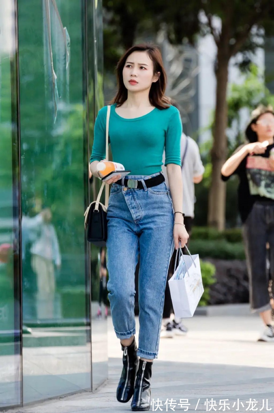 牛仔裤 绿色的打底衫配上蓝色的直筒牛仔裤,穿出简约又潇洒的美