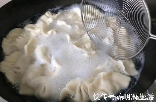 调白菜馅，切碎直接拌馅是大错！多做2步，入味不出水，鲜嫩多汁