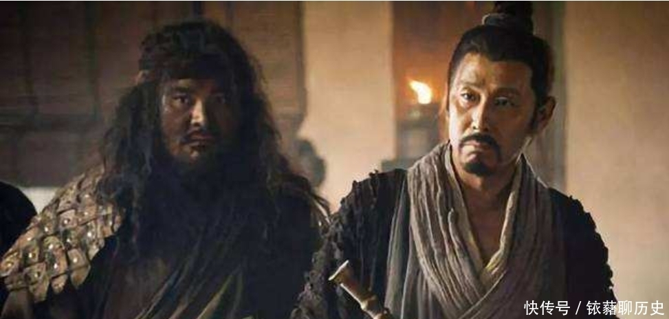 古人穿衣服拖拽到地,看着是挺有仪式感的,