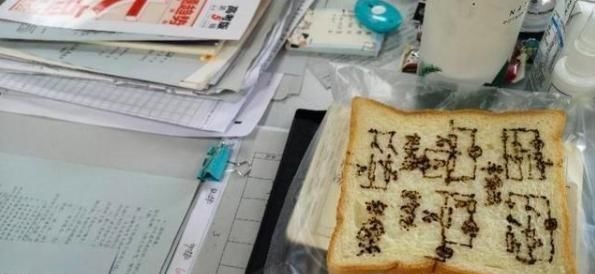 高考|哆啦A梦同款!男老师做50份记忆面包满是考点,家长感动哭了