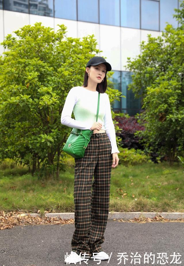 扔掉你的双肩包吧,太土!今年流行的是“香菜包”,时髦又高级!