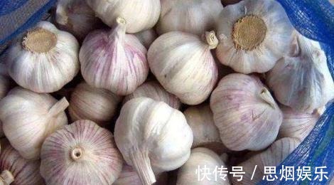 吃不完的大蒜,别直接放冰箱!教你一招,放一年都不干瘪发芽!