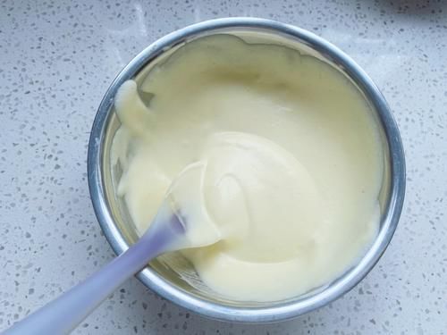 抓住暑假的尾巴，给女儿烤了一盘小小蛋糕，一口一个细腻又柔软