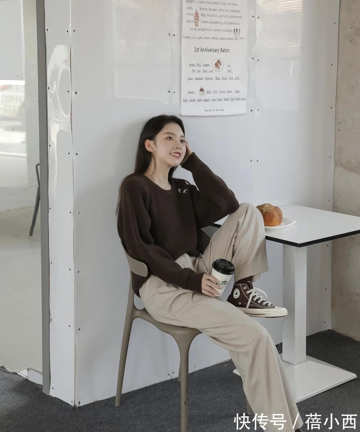 上半身|小黑裤不再流行,今年流行“阔腿裤”,搭配针织衫、卫衣都很时髦