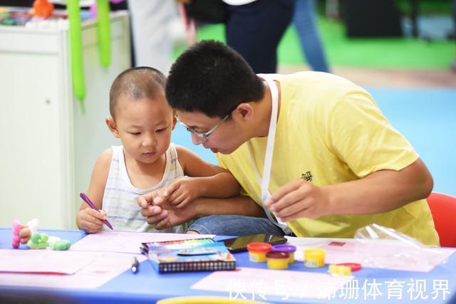 起跑线|儿子画爸爸得二等奖,爸爸看后气得要死,妈妈:画的挺像