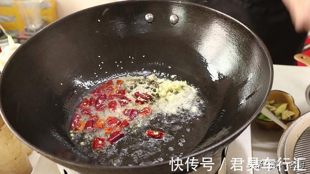 配菜|水煮鱼怎样做更好吃？大厨详细讲解鱼片腌制技巧，鱼肉滑嫩无腥味